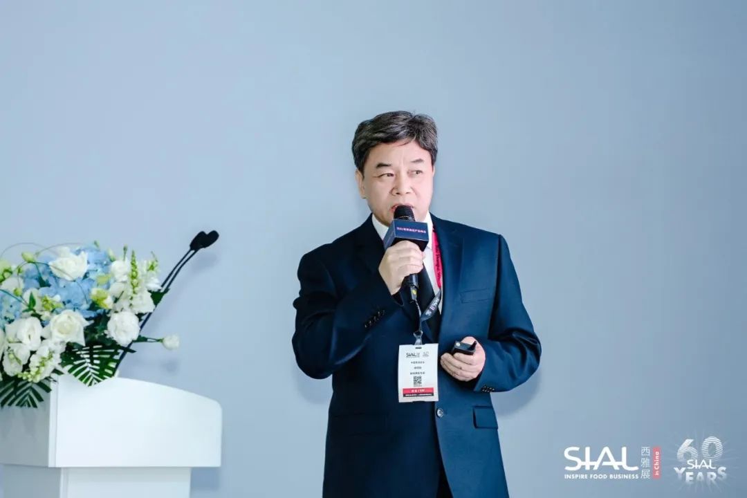 海關(guān)總署進(jìn)出口食品安全局原一級巡視員，海關(guān)一級關(guān)務(wù)監(jiān)督關(guān)銜，中國報(bào)關(guān)協(xié)會智庫高級專家徐明煥